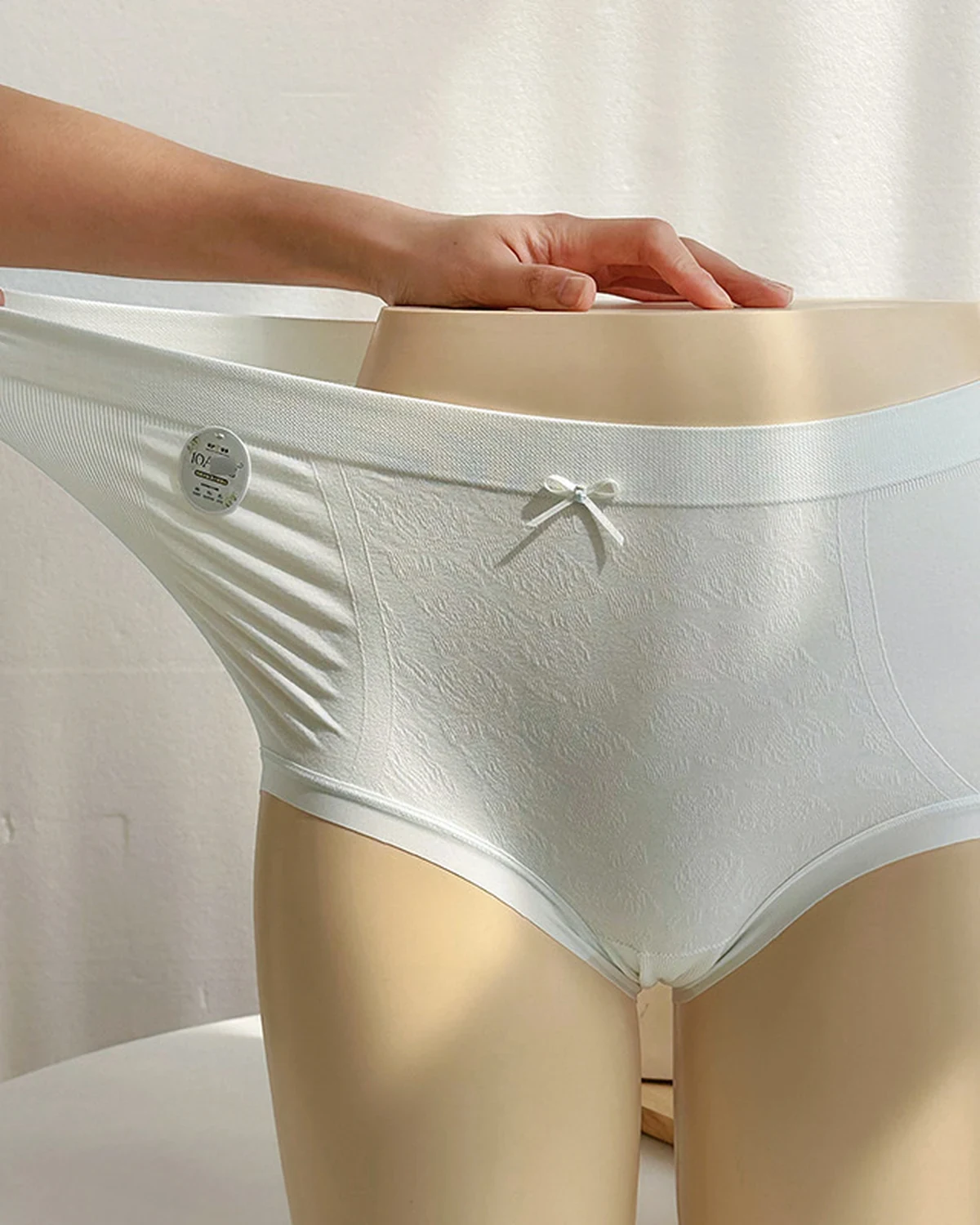 Modal rose jacquard seamless women's panties, high-stretch breathable, styled view